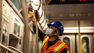 El metro de Nueva York instalará lámparas ultravioleta experimentales para matar el coronavirus